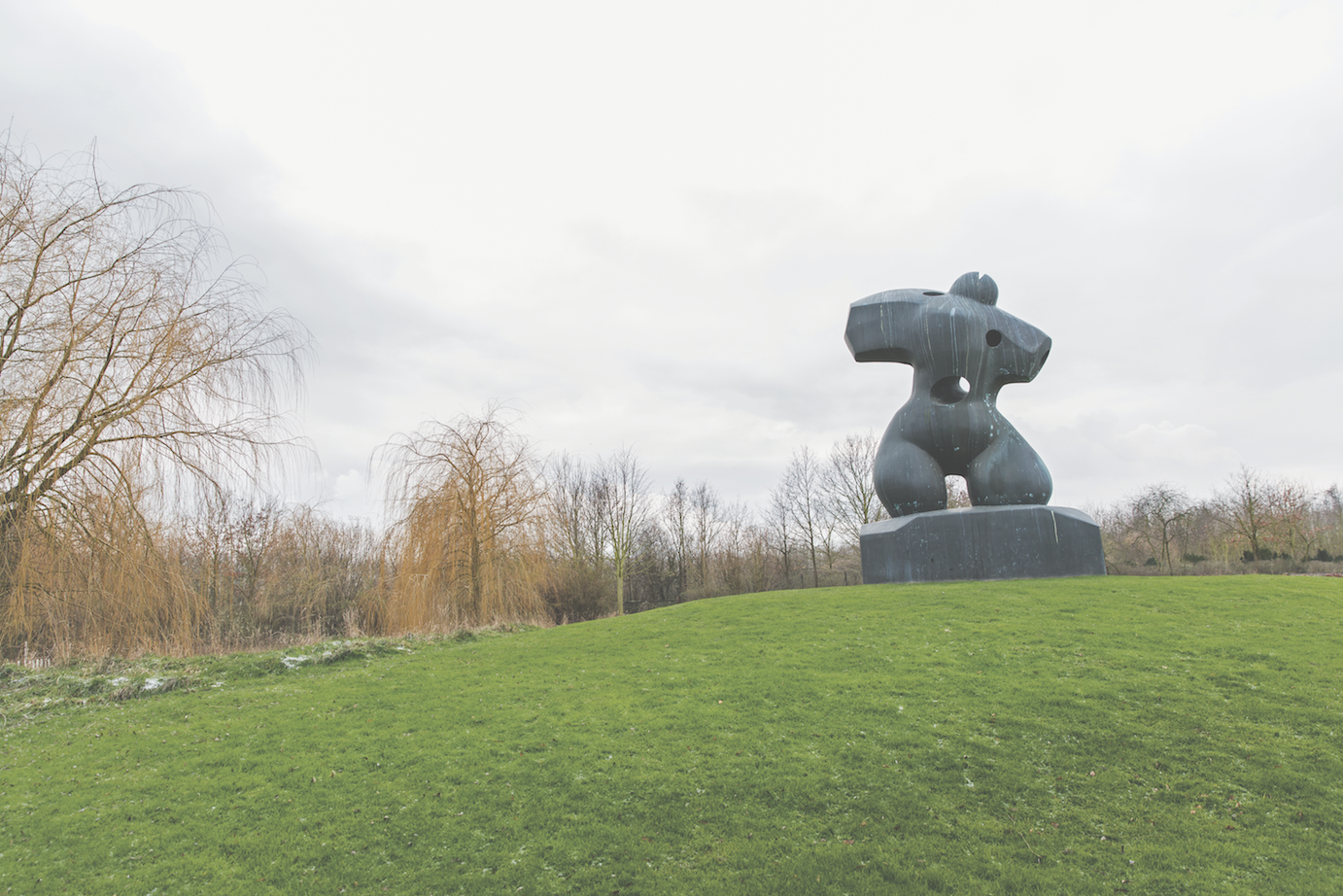 Eine Skulptur von Paul McCarthy steht auf einer Wiese bei Gut Hasselrath