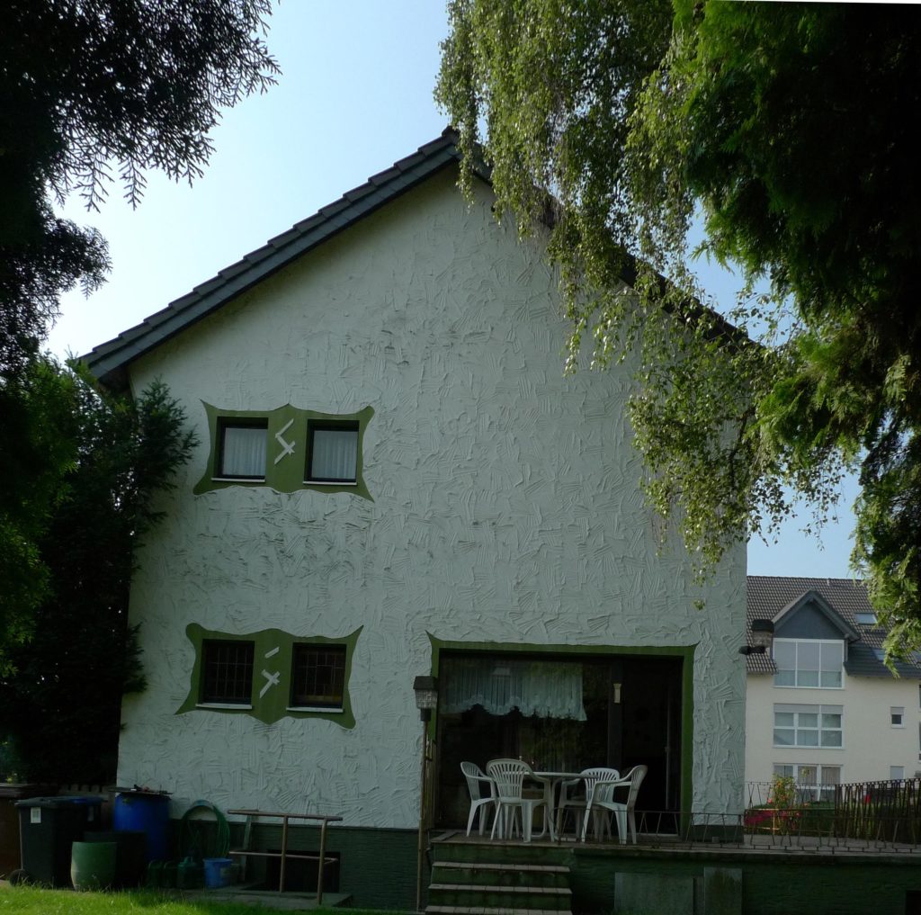 So sah das blaue Haus von BeLArchitekten vor dem Umbau aus: im Schwarzwald-Look.