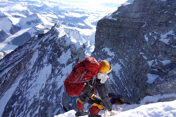 Die Bergsteigerin Anja Blacha steht an einem steilen Berghang des Mount Everest